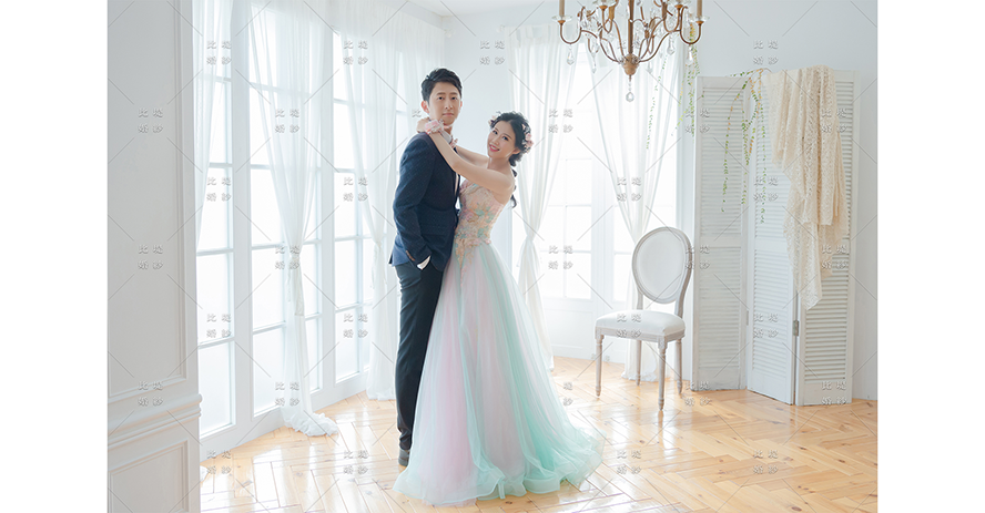 終身大事 推薦比堤婚紗 推薦新人：Mr. Wang＆Mrs. Lee 公雞攝影棚 粉色系禮服