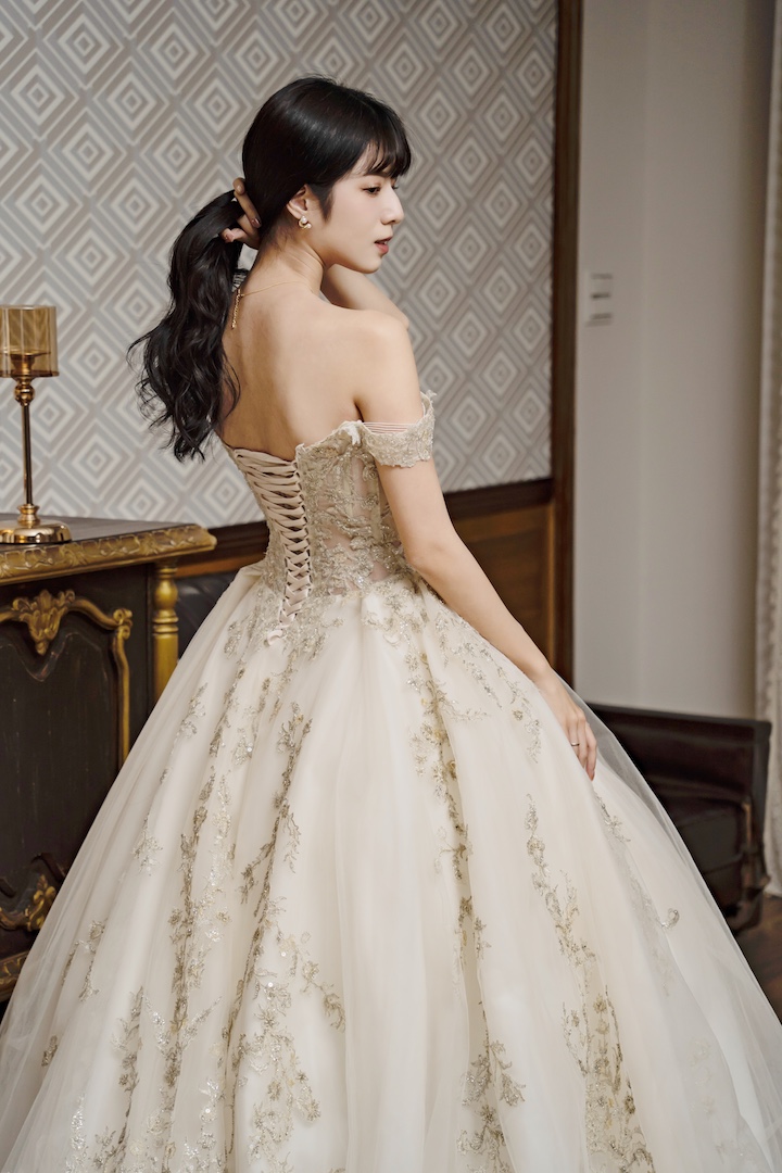 台中婚紗推薦｜歐式婚紗側身線條拍攝