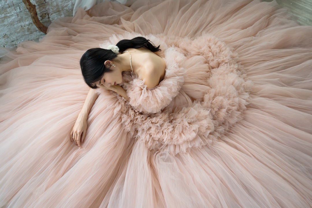 台中婚紗棚拍｜粉色婚紗俯拍