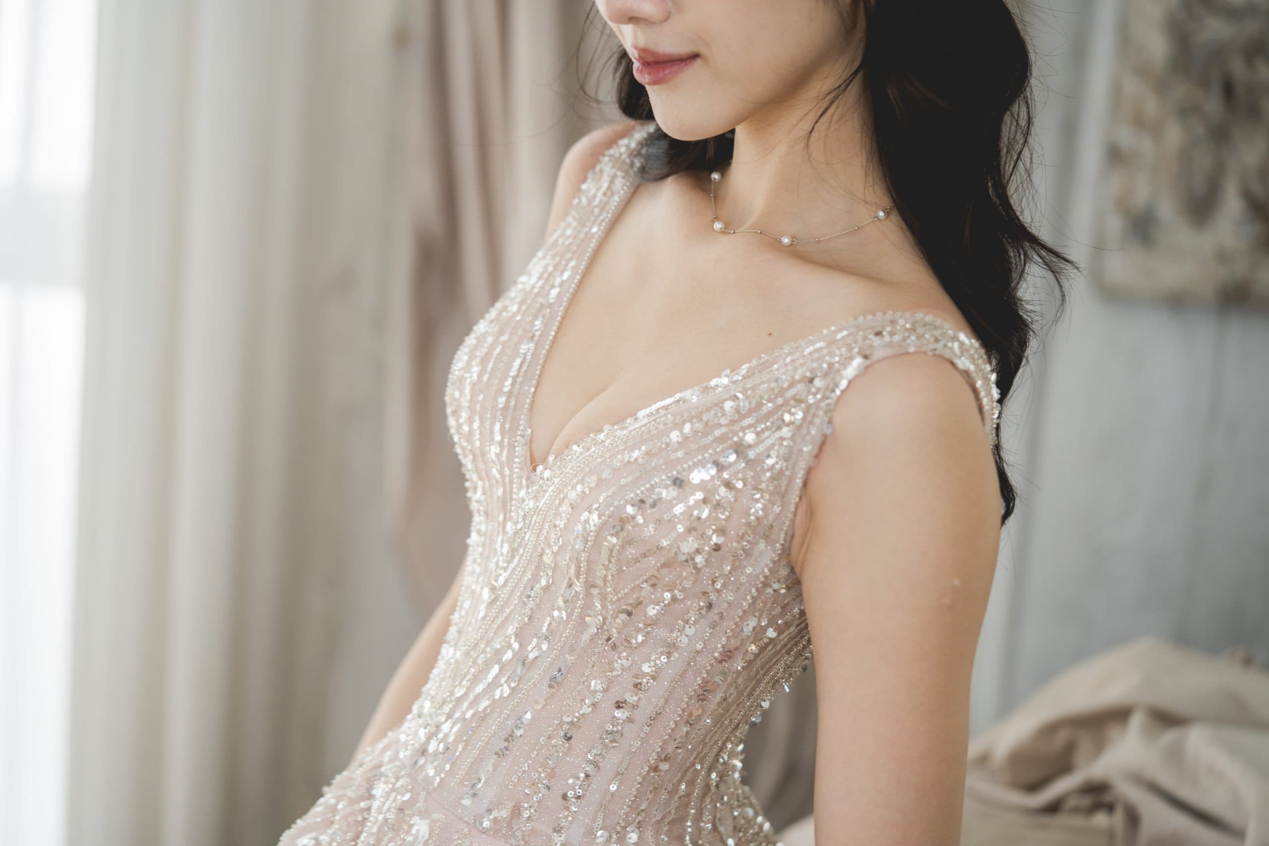 台中婚紗首選｜深V剪裁婚紗｜V型領口展現好身材