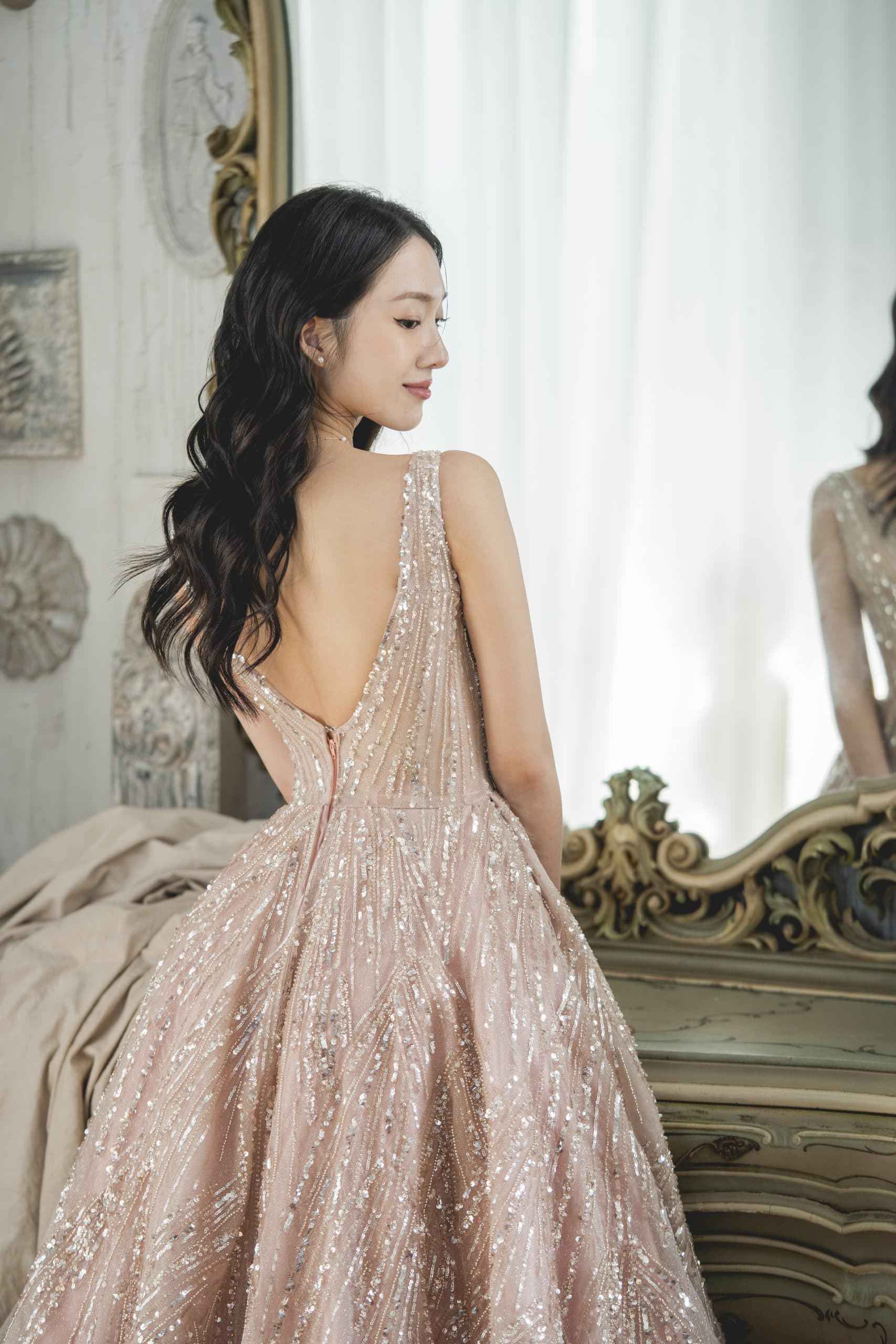 台中婚紗首選｜深V剪裁婚紗｜展現背部曲線