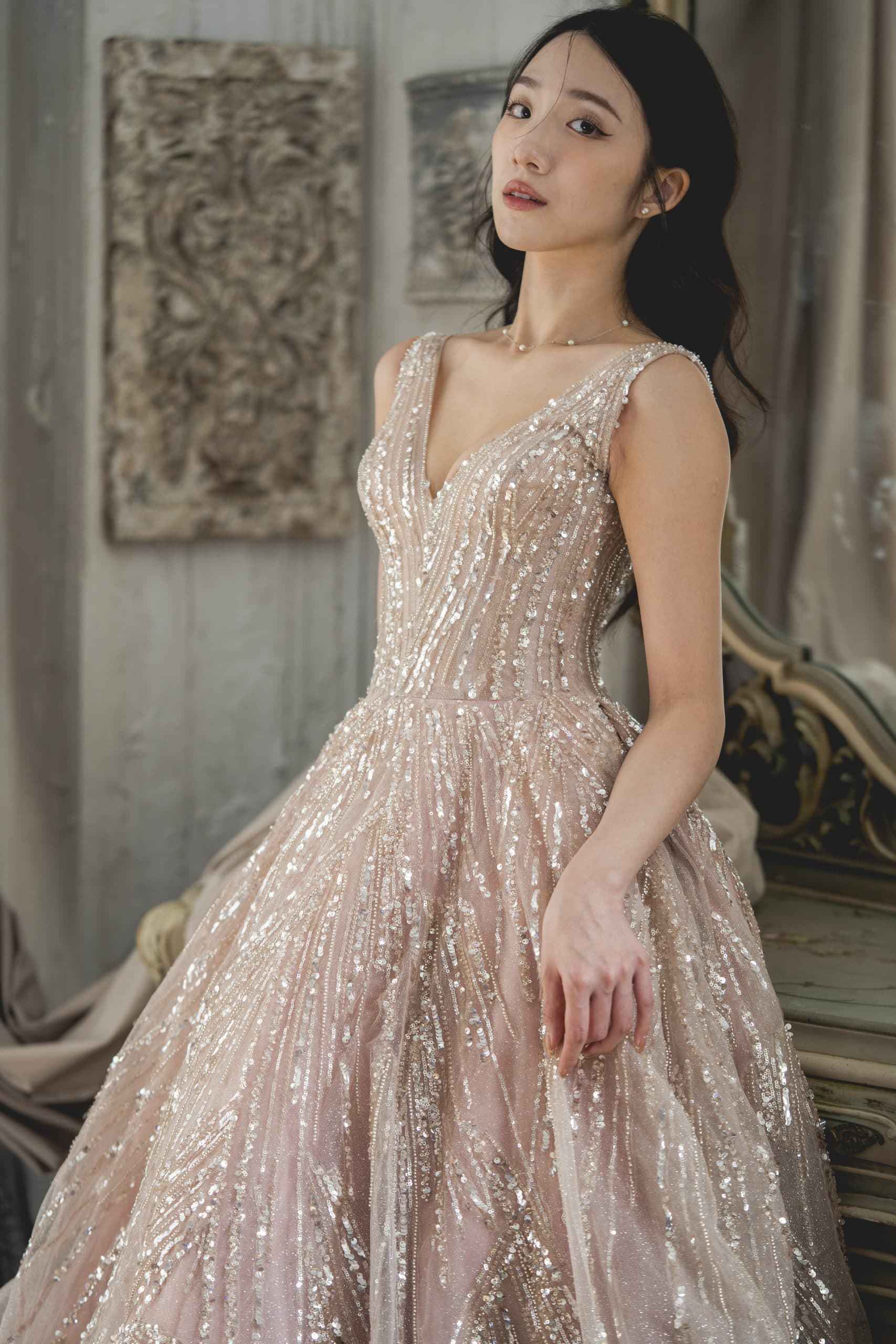 台中婚紗首選｜深V剪裁婚紗｜正面亮片細節