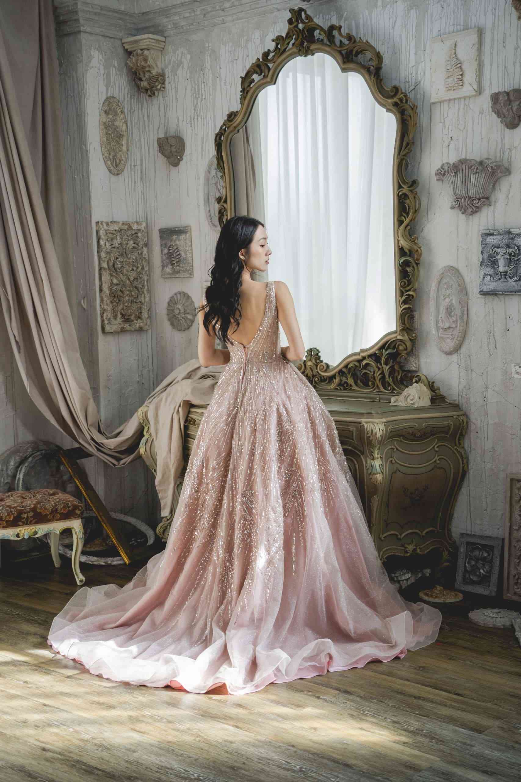 台中婚紗首選｜深V剪裁婚紗｜背部細節