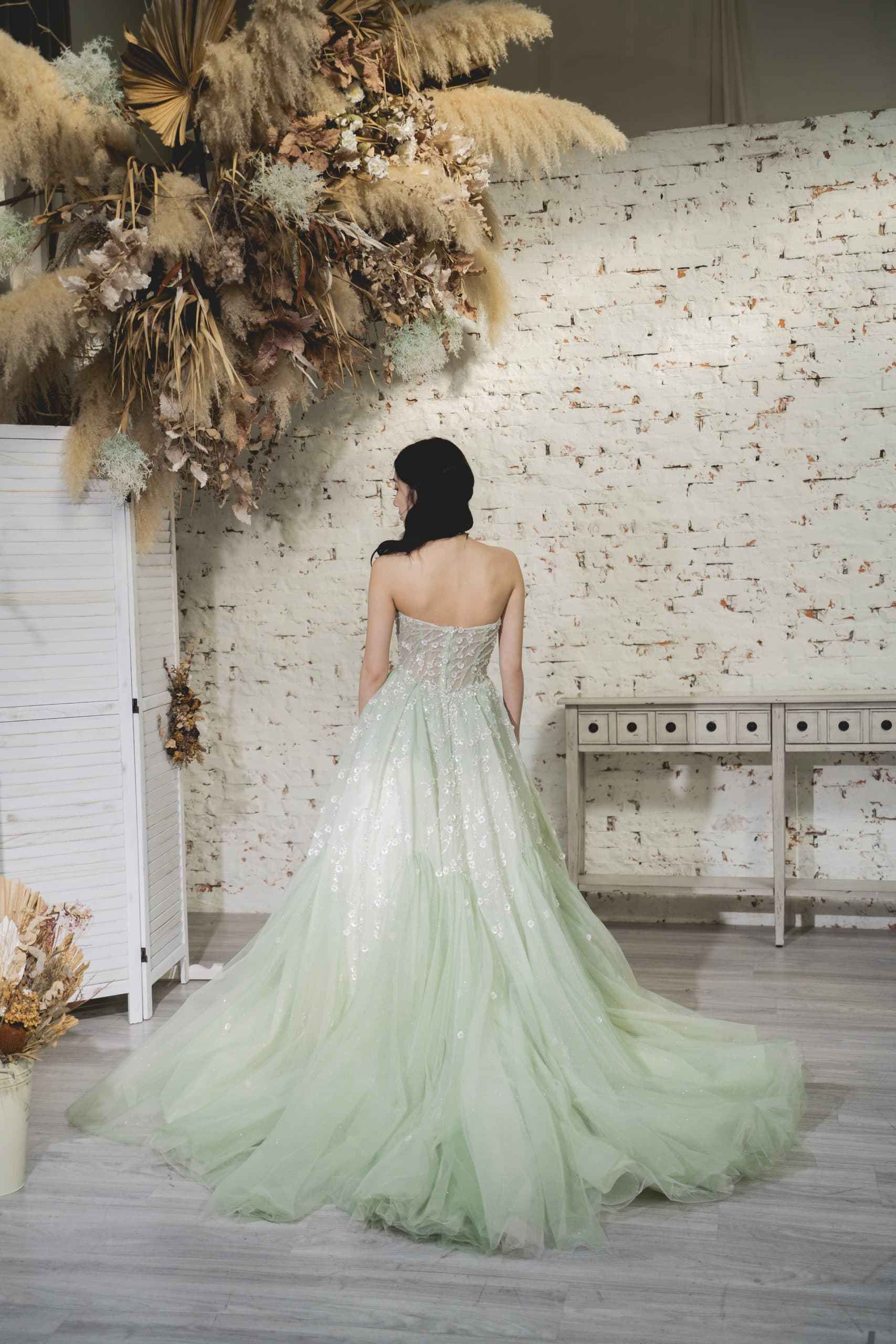 台中婚紗首選｜薄荷綠抹胸婚紗｜背部全身照