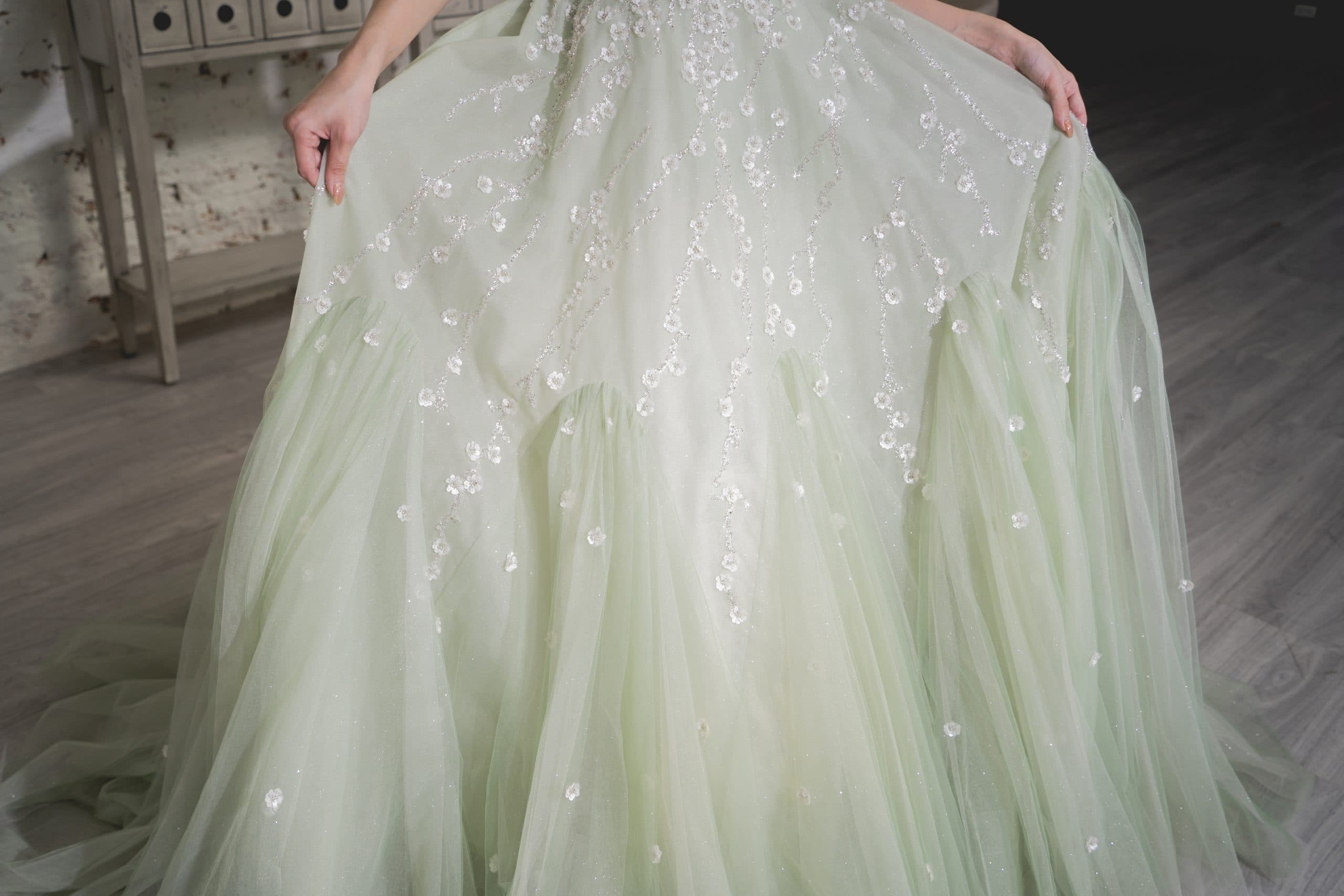 台中婚紗首選｜薄荷綠抹胸婚紗｜裙身展現工藝之美